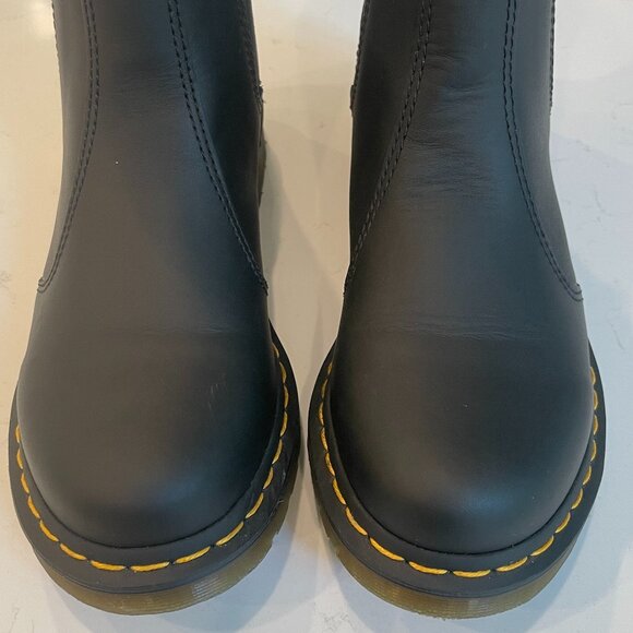 Dr. Martens Chelsea Boot in Smooth Leather - Picture 1 of 7